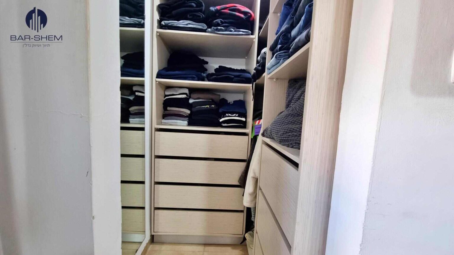 דרך השלום - חדר ארונות